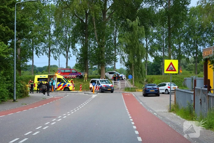 Pakketbezorger belandt in sloot na eenzijdig ongeval