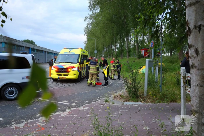 Pakketbezorger belandt in sloot na eenzijdig ongeval