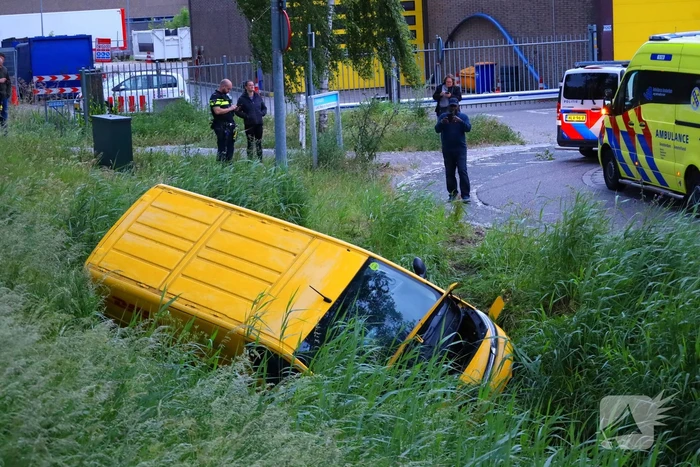 Pakketbezorger belandt in sloot na eenzijdig ongeval