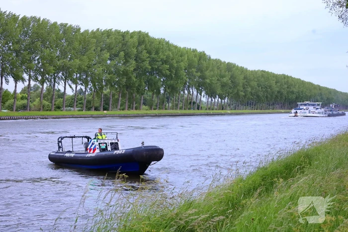 Pakketbezorger belandt in sloot na eenzijdig ongeval