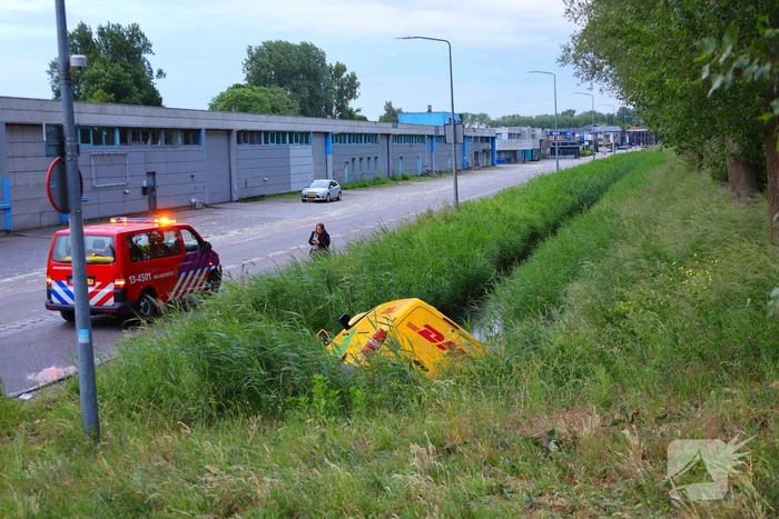 Pakketbezorger belandt in sloot na eenzijdig ongeval