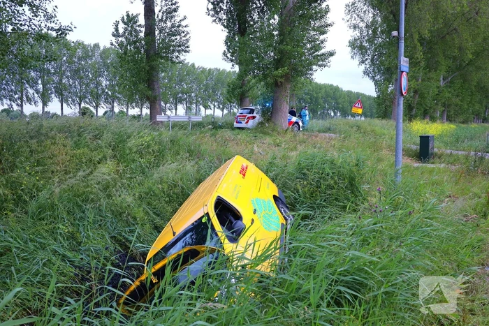 Pakketbezorger belandt in sloot na eenzijdig ongeval