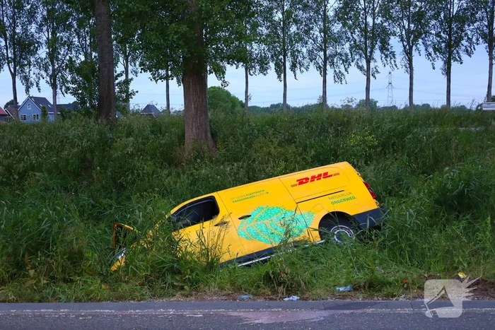 Pakketbezorger belandt in sloot na eenzijdig ongeval