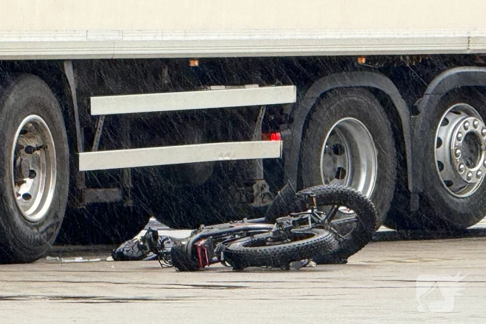 Fatbike botst op vrachtwagen, bestuurder gewond
