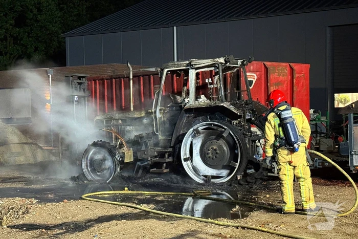 Nachtelijke brand verwoest tractor