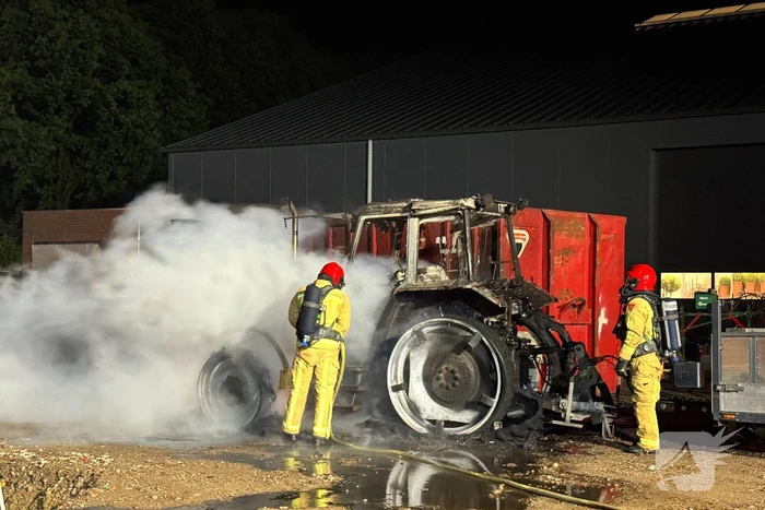Nachtelijke brand verwoest tractor