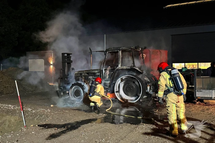Nachtelijke brand verwoest tractor