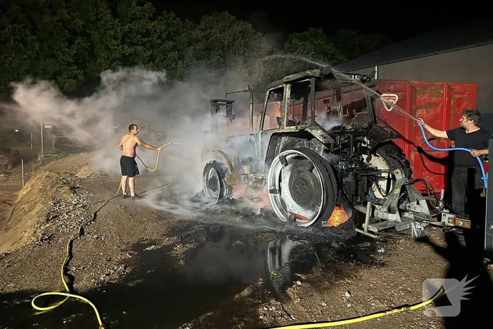 Nachtelijke brand verwoest tractor