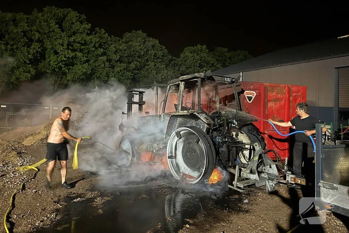 Nachtelijke brand verwoest tractor