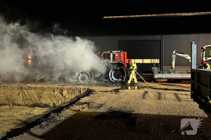 Nachtelijke brand verwoest tractor