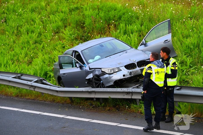 Auto crasht en belandt op vangrail