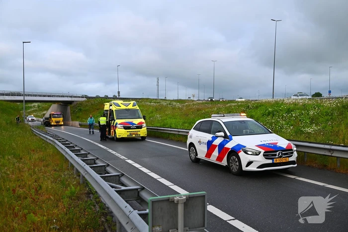 Auto crasht en belandt op vangrail