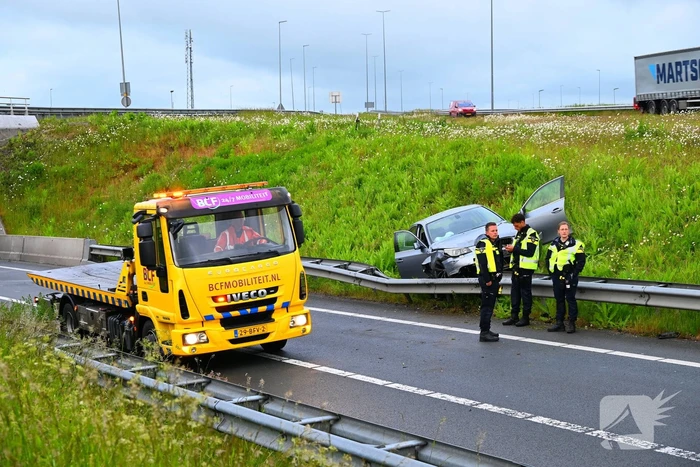 Auto crasht en belandt op vangrail