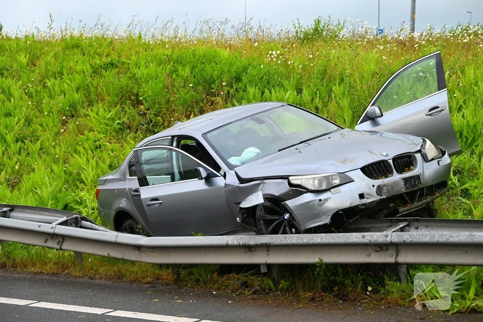 Auto crasht en belandt op vangrail