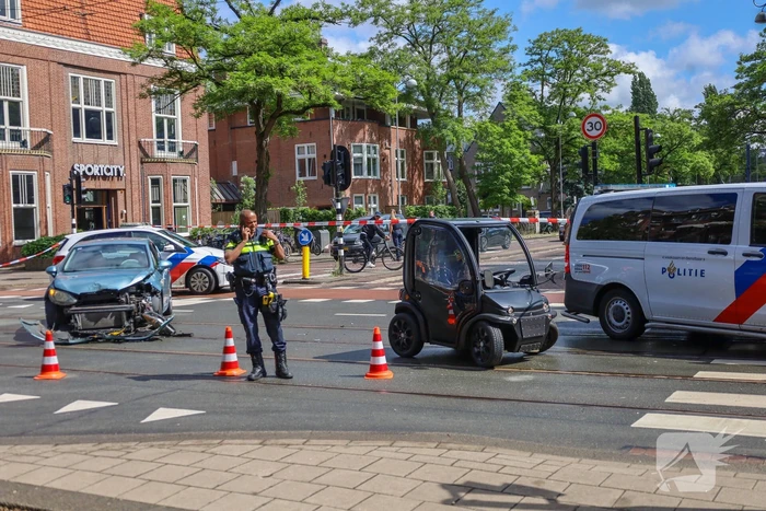 Aanrijding tussen brommobiel en auto met gewonde