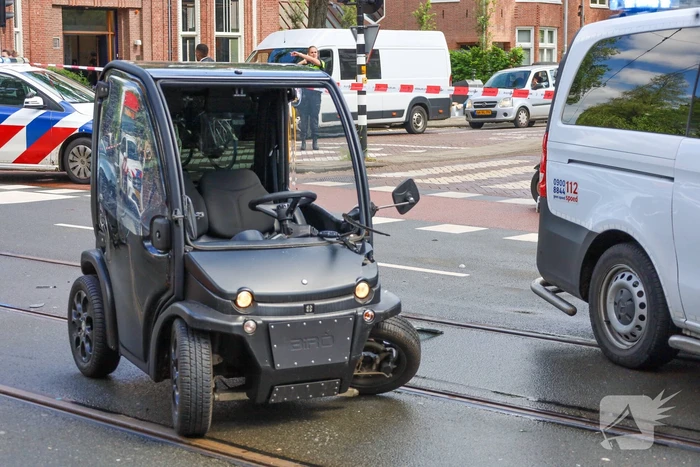 Aanrijding tussen brommobiel en auto met gewonde