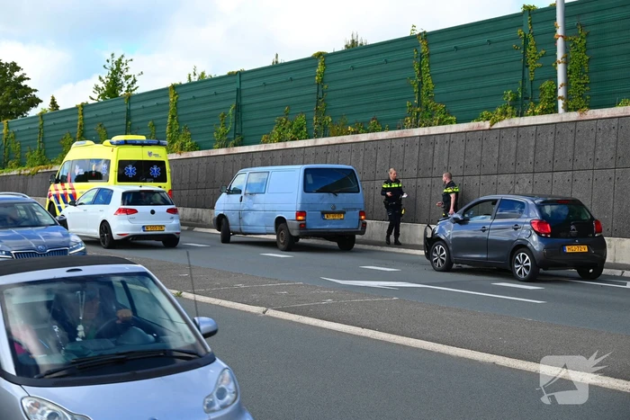 Drie voertuigen botsen op elkaar