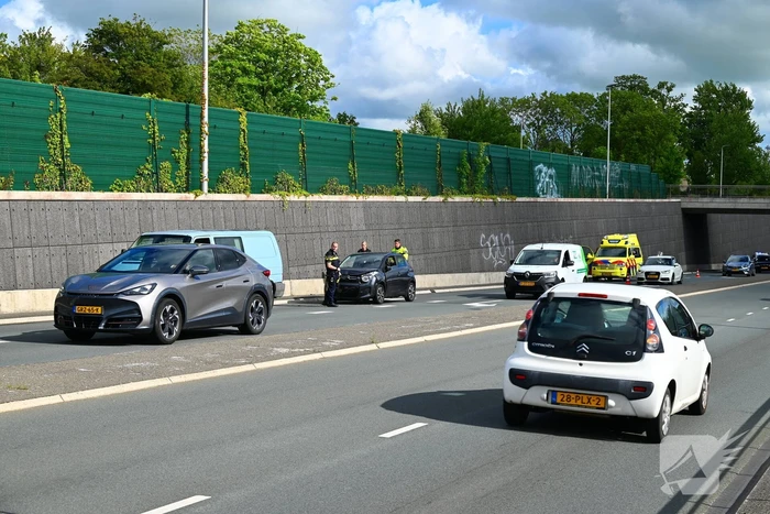 Drie voertuigen botsen op elkaar