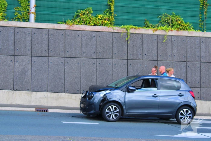 Drie voertuigen botsen op elkaar
