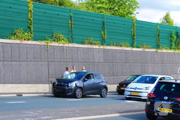Drie voertuigen botsen op elkaar