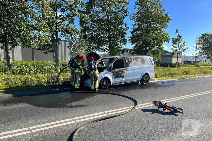 Bestelbus brandt volledig af