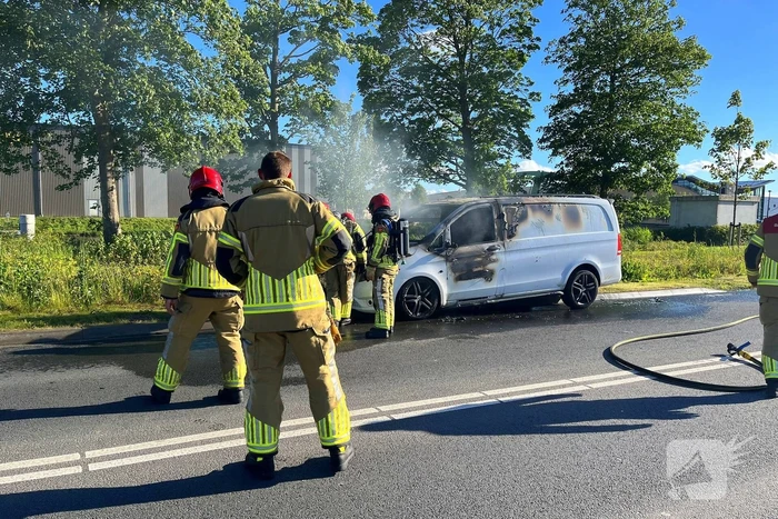 Bestelbus brandt volledig af