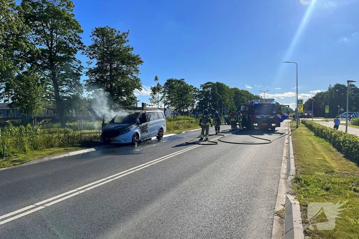 Bestelbus brandt volledig af