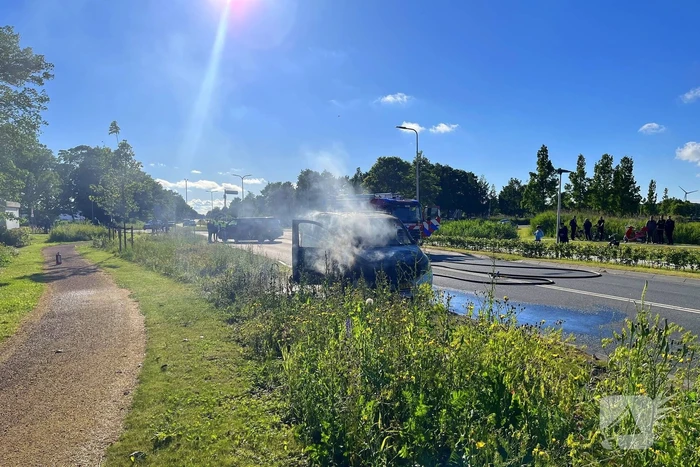 Bestelbus brandt volledig af