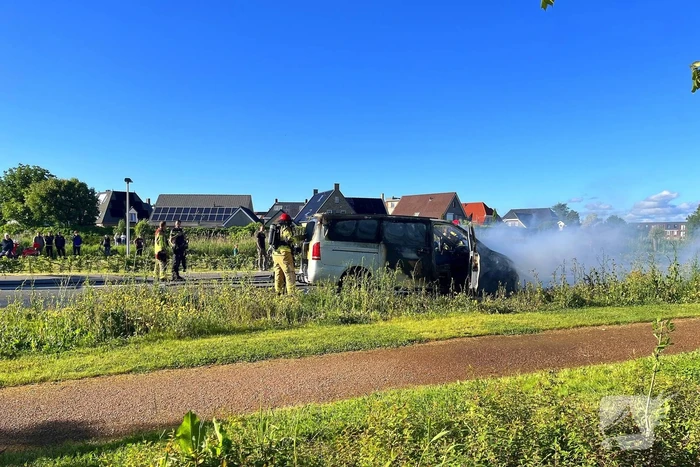 Bestelbus brandt volledig af