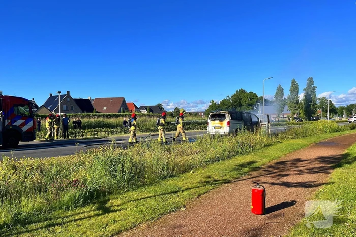 Bestelbus brandt volledig af
