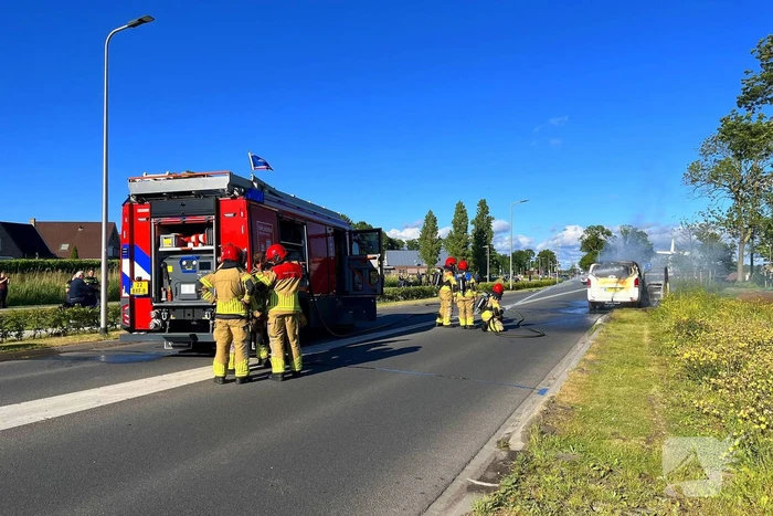 Bestelbus brandt volledig af