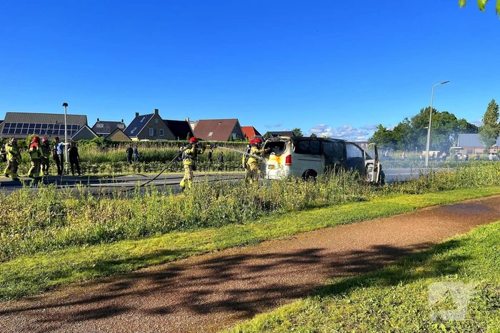 Bestelbus brandt volledig af