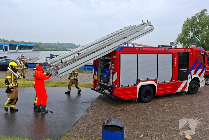 Duikers zoeken naar auto in rivier