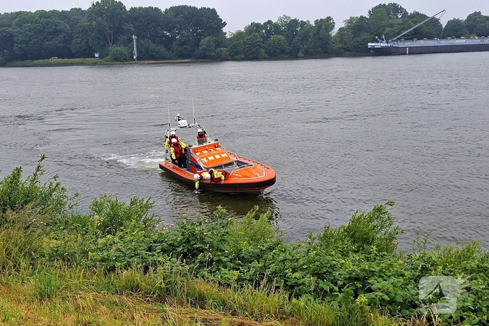 Duikers zoeken naar auto in rivier