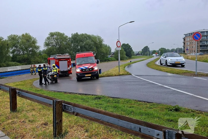 Duikers zoeken naar auto in rivier