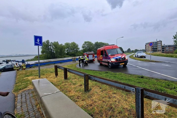 Duikers zoeken naar auto in rivier