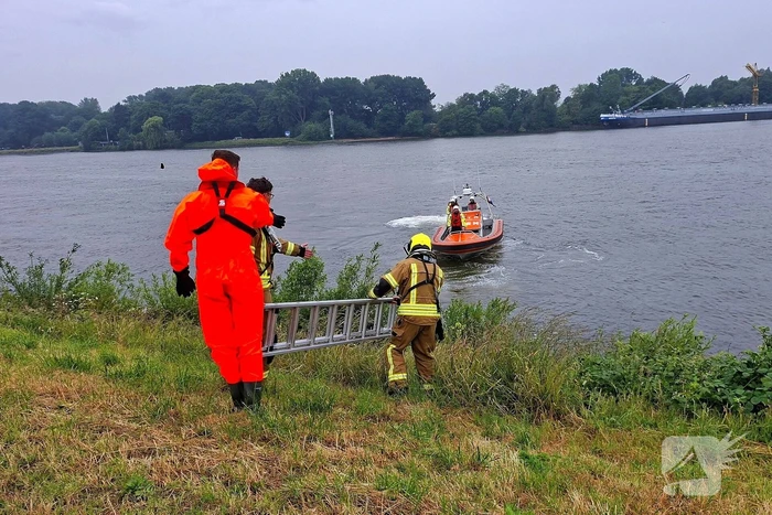 Duikers zoeken naar auto in rivier