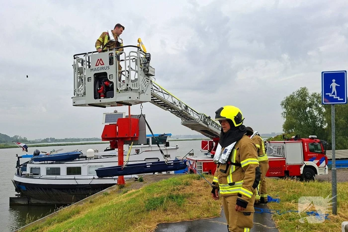 Duikers zoeken naar auto in rivier