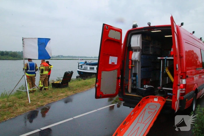 Duikers zoeken naar auto in rivier