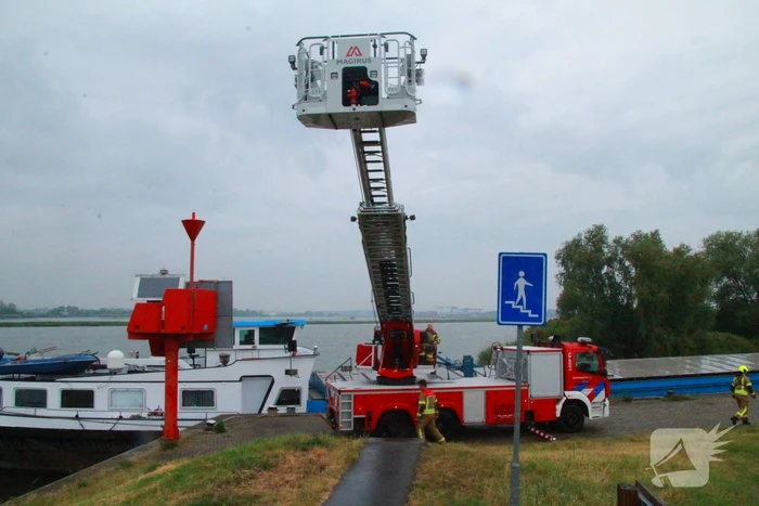 Duikers zoeken naar auto in rivier