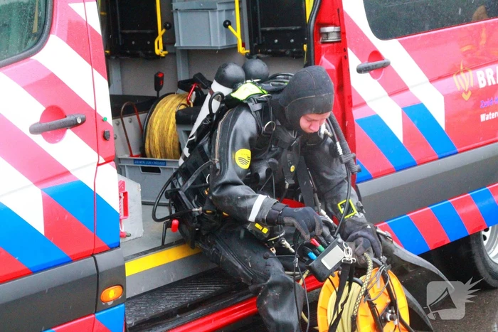 Duikers zoeken naar auto in rivier
