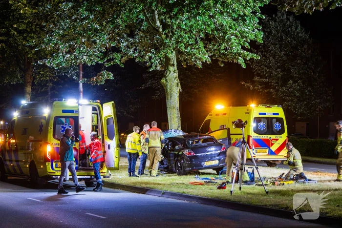 Auto boort zich tegen boom bij zware crash