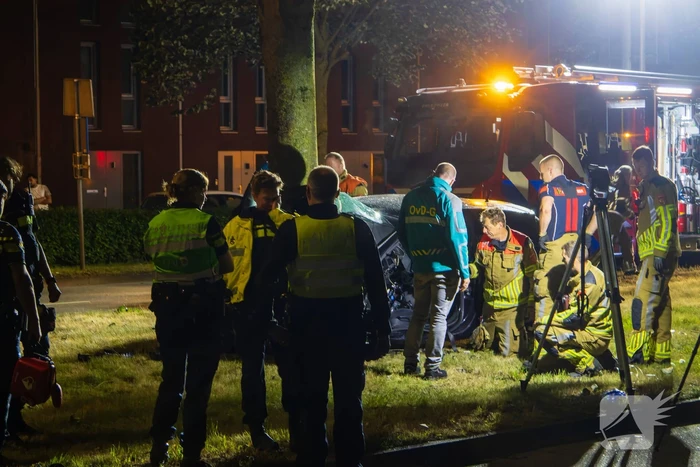 Auto boort zich tegen boom bij zware crash
