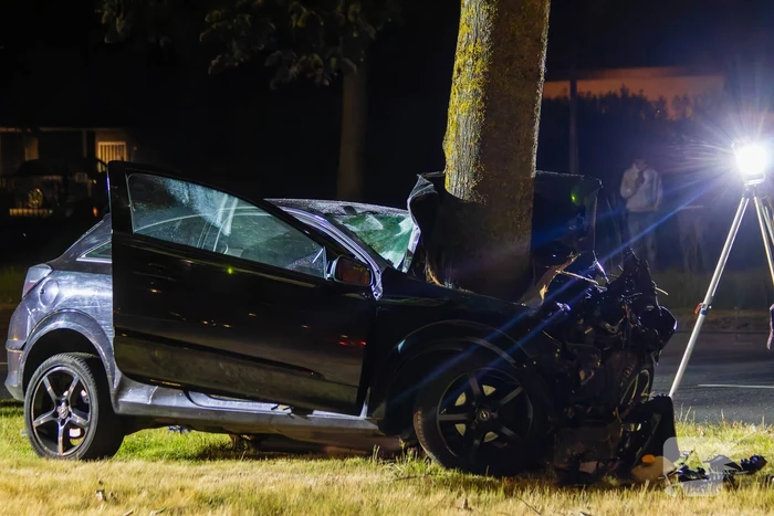 Auto boort zich tegen boom bij zware crash