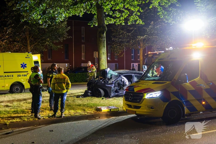Auto boort zich tegen boom bij zware crash