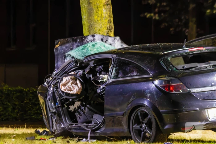Auto boort zich tegen boom bij zware crash