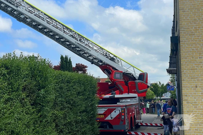Brandweer ingezet bij brand in dak van woning