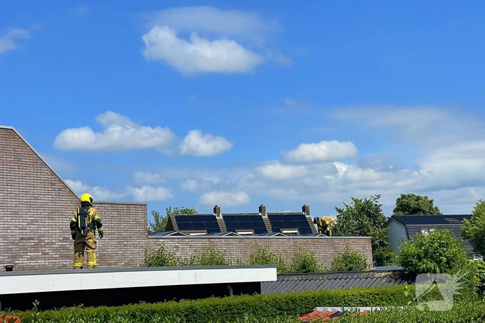 Brandweer ingezet bij brand in dak van woning