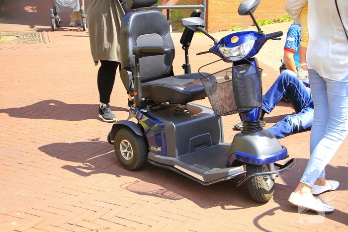 Bestuurder rijdt scootmobiel aan, merkt niks en rijdt door