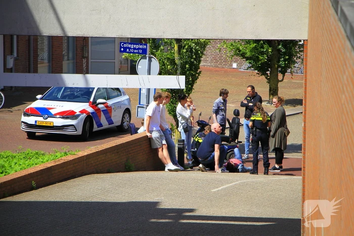 Bestuurder rijdt scootmobiel aan, merkt niks en rijdt door